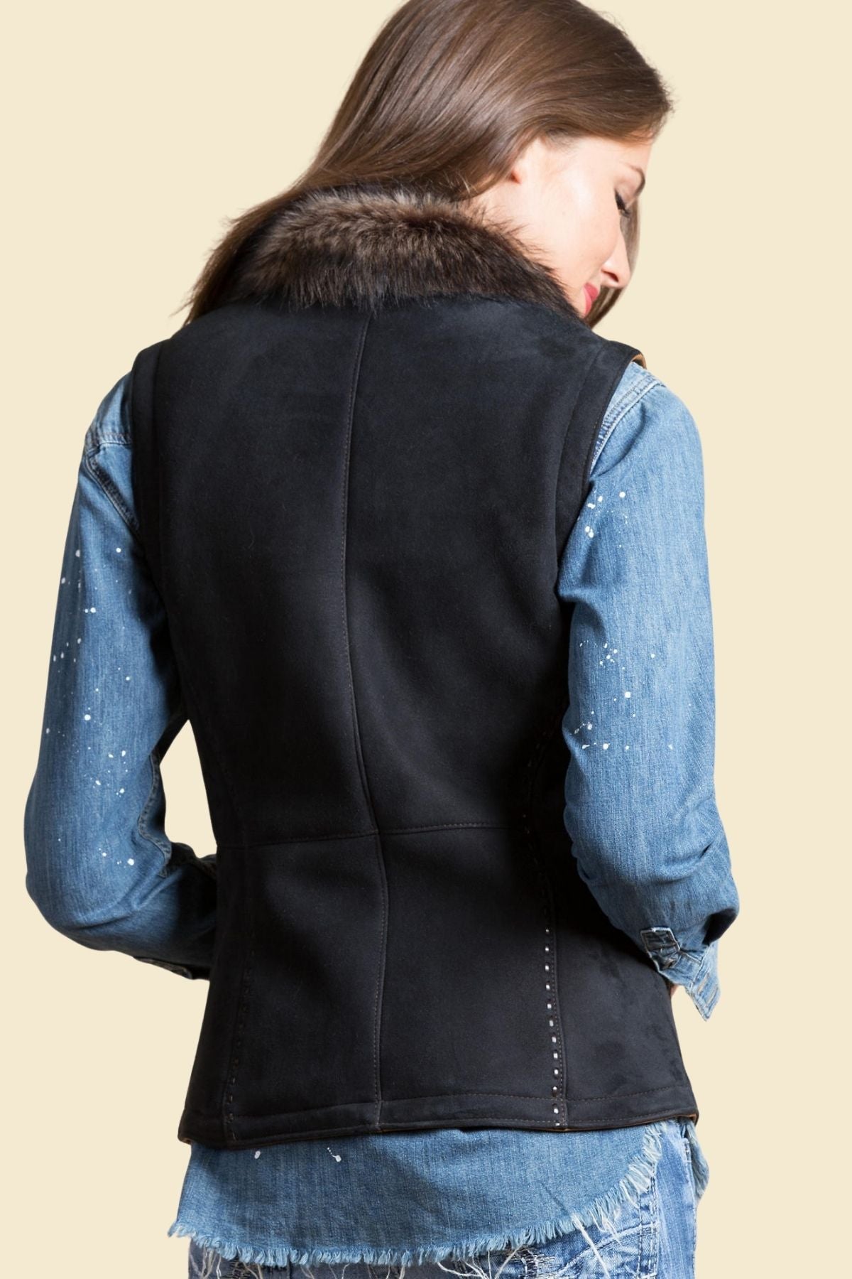 Minimalist women’s vest in black leather with cozy black faux fur inside.