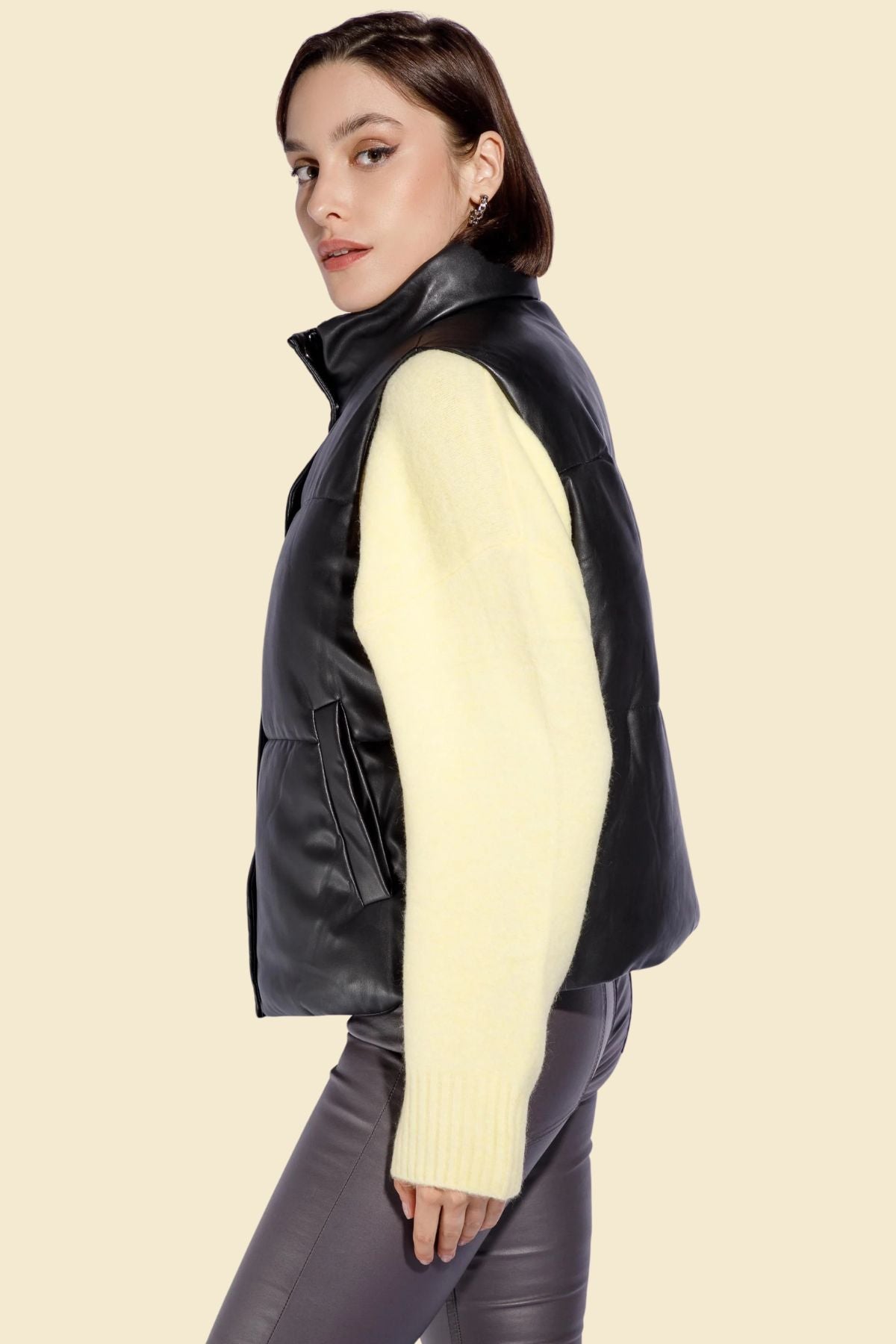 Lightweight women’s leather vest in black with a modern puffer fit.