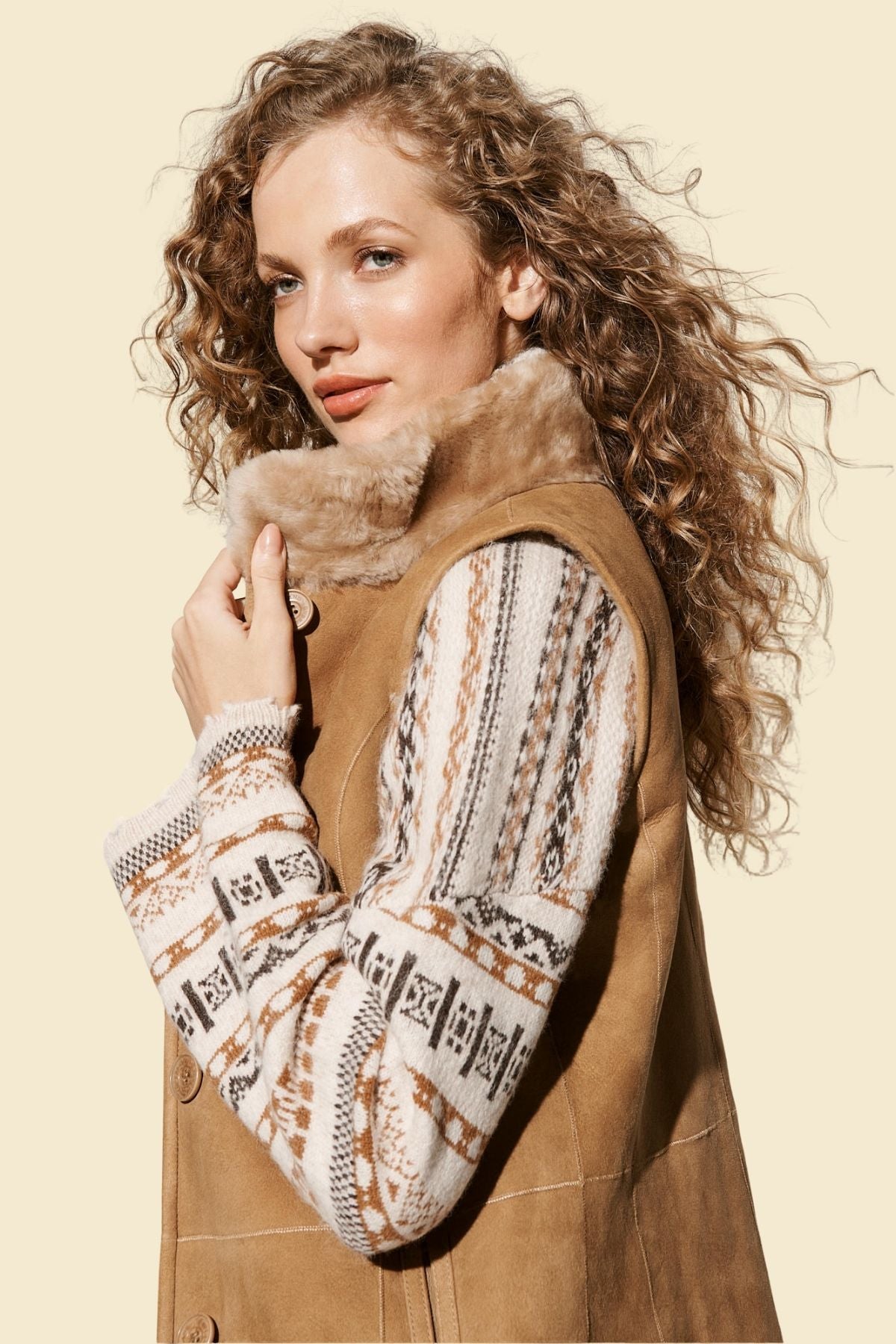 Stylish women’s vest in rich brown lambskin leather and faux fur.