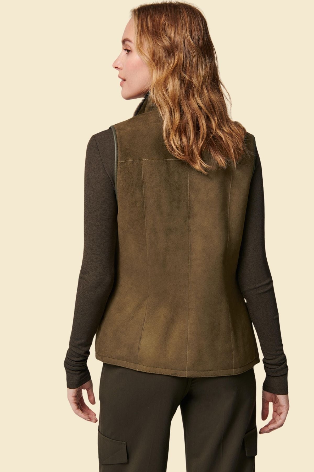 Timeless women’s vest in lambskin suede and faux fur for cold-weather style.